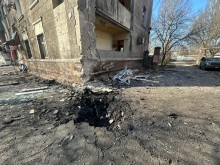 Воронка біля будинку після ворожого обстрілу