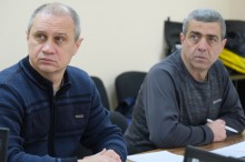 Представники адміністрації сидять за столом на нараді.