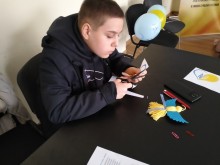 Хлопчик виготовляє оберіг для воїнів Збройних Сил України» в освітньому хабі «Донеччина»