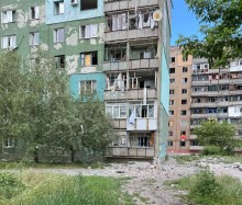 Пошкоджені вікна багатоповерхового будинку