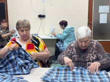 Жінки шиють адаптивний одяг