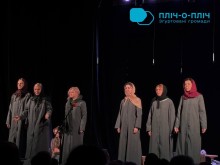 Вистава Народного музично-драматичного театру імені Лесі Українки у Народному домі м. Шептицький. Постановка «Ангели». Актори у сценічному вбранні стоять на сцені.