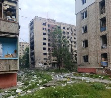 Пошкоджені будинки після ворожого обстрілу