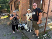 Начальник Часовоярської МВА Сергій Чаус спілкується з мешканками громади в Уманському Будинку вееранів