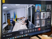Монітор на якому зображені учасники які доєднались онлайн