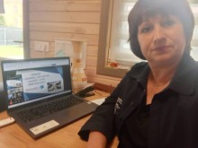 Фахівець зробила селфі на фоні екрана. На екрані відкрита презентація на тему співробітництва інклюзивно-ресурсних центрів