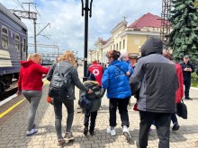 Волонтери зустрічають людей з потяга