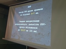 Під час тренінгу інструктор демонструє на великому екрані зображення дрона,