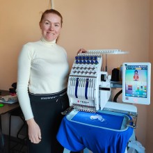 Олена Огороднікова разом з обладнанням, яке було придбано в рамках гранту