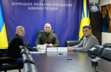 Вадим Філашкін, Сергій Боєвський та Олексій Гонтар сидять за столом