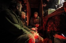 Троє військових у бліндажі, спілкуються.