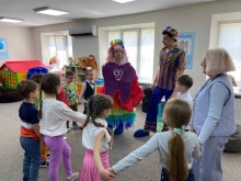У центрі підтримки переселенців «ЯМаріуполь» в м. Івано- Франківськ діти разом з аніматорами беруть участь у веселих розвагах.
