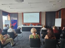 Представники Донеччини слухають спікера на презентації результатів аналітичного дослідження