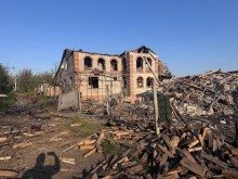 Зруйнований двоповерховий будинок після ворожої атаки