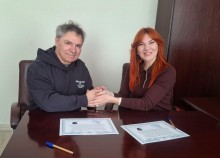 Очільники закладів потискають руки