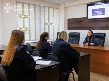 Психологіня ДСНС розповідає працівницям ДСНС, про «Комунікацію без бар’єрів: взаємодія з людьми з різними видами порушень».