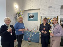 Жінки- переселенки з Донецької області власноруч створюють писанки, використовуючи традиційні інструменти та матеріали.