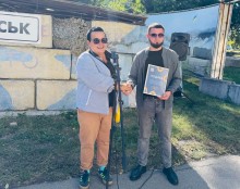 Олександру Нестеренку вручають подяку