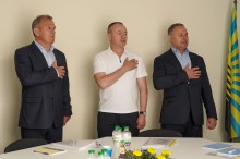 Ігор Бойко та Володимир Мицик разом з учасниками наради співають гімн