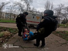 Рятувальники ДСНС евакуюють лежачого чоловіка.