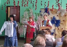 Благодійний аукціон «Разом ми сила!», жінка в руках тримає лот-вишиванку, інша зачитує про неї.