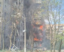 Пожежа в багатоповерхівці після ворожого обстрілу