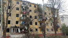Зруйнована багатоповерхівка після ворожого обстрілу