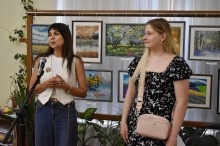 Вихованці та викладачі Донецького обласного центру туризму та краєзнавства учнівської молоді під час проведення виставки "Мистецький дивосвіт"