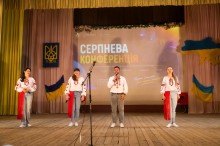 Вокальний ансамбль Черкаської громади виступає для освітян Помічнянської громади