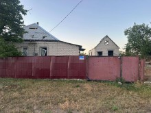 Пошкоджена покрівля та паркан в результаті ворожого обстрілу.