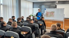 Курсанти Донецького державного університету внутрішніх справ під час спільного заняття з представником  Донецького обласного центру туризму та краєзнавства