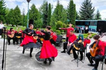 Танцівниці в червоно-чорних сукнях виконують експресивний танець