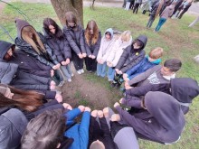 Діти, вихованці Донецького обласного еколого-натуралістичного центру, утворили коло, виконуючи завдання під час ЕКОфотополювання