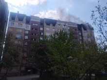 Пожежа в багатоповерховому будинку після ворожої атаки
