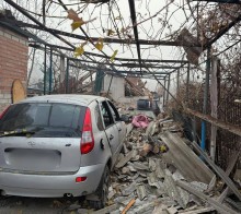 Автомобіль пошкоджений біля зруйнованого будинку