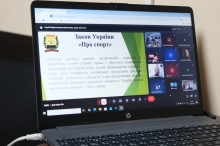 На екрані монітора презентація Закону "Про спорт".