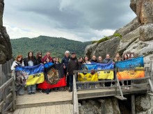 Група людей на дерев'яному мосту в горах