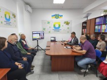 Представники громад уважно дивиться на монітор на онлайн-зустрічі з громадою-партнером