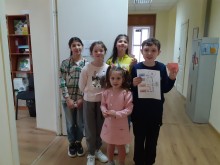 Група дітей усміхнено позує після проходження одного з етапів квесту «Пошуки чарівного ключа дружби» в Освітньому хабі