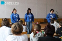 Вчетилі розповідають учням про виготовлення Великодніх свічок, діти уважно слухають.