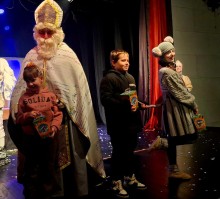 Діти отримують солодкі подарунки від Святого Миколая та його помічників