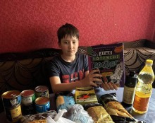 Хлопець тримає подаровані книги
