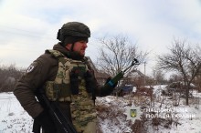 Поліцейський тримає у руках радіоперехоплювач ворожих дронів.