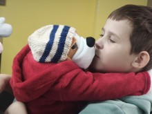 Хлопчик міцно обіймає песика Хібукі