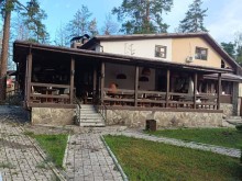 Дерев'яна тераса за будівлею, яка отримала пошкодження через ворожу атаку.