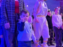 Діти грають в ігровій програмі з костюмованими аніматорами та отримують подарунки