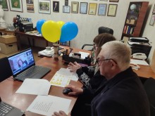 Група людей бере участь у онлайн-заході