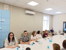 Учасники засідання за столом під час обговорення питань