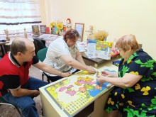 Мешканці Бахмутського психоневрологічного інтернату спільно збирають картину-пазл «Мапа України»