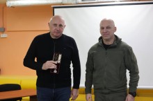 Валерій Радченко тримає нагороду, яку отримав від Вадима Філашкіна